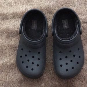 Kids crocs 2j with the fake fur linen…